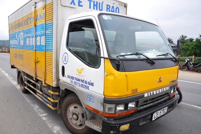 Xe bưu điện tông hai anh em nhập viện - ảnh 1